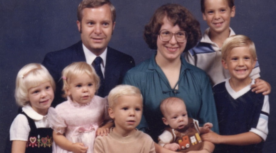 Chris and Sanna Montgomery with their six children, family portrait from the 1980s